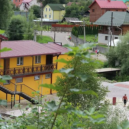 Садиба Леонтія Guest house *