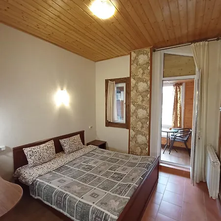 Садиба Леонтія Guest house *