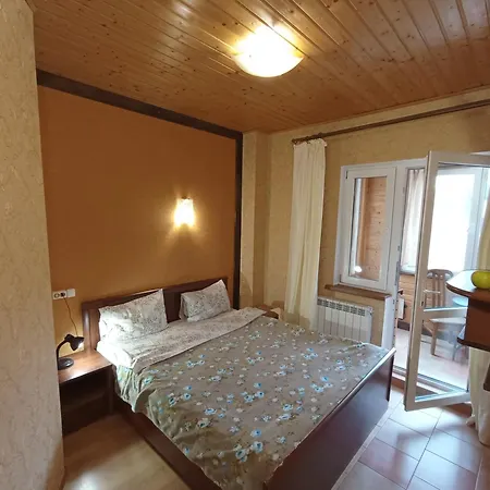 Садиба Леонтія Guest house *