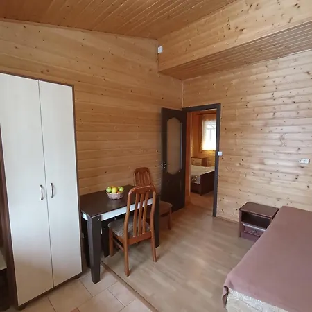 Садиба Леонтія Guest house